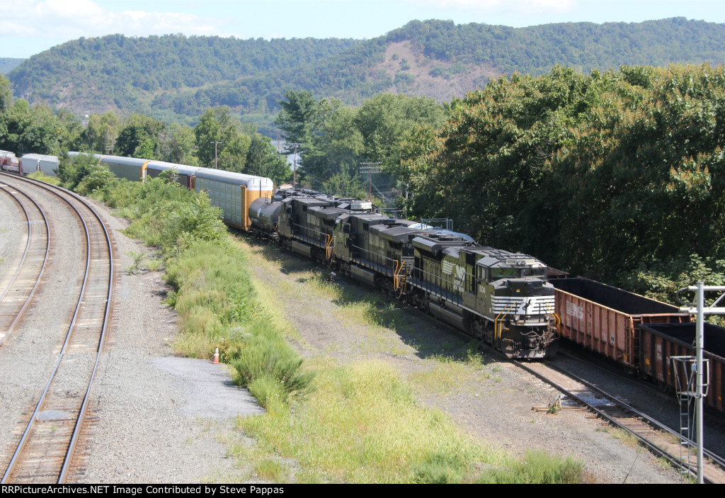 NS 1004 on C track, leading train 11Z into the yard